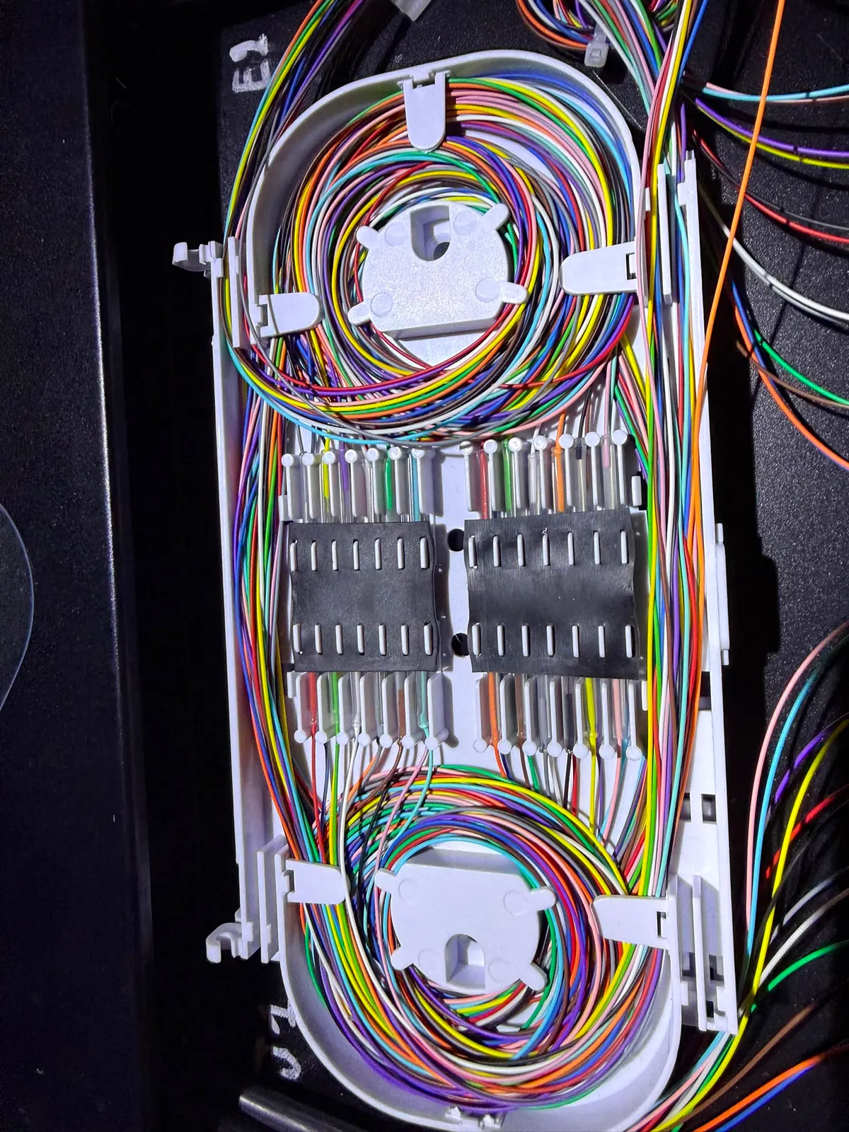 Cassette d'épissure avec tubes et fibres colorées soigneusement rangés