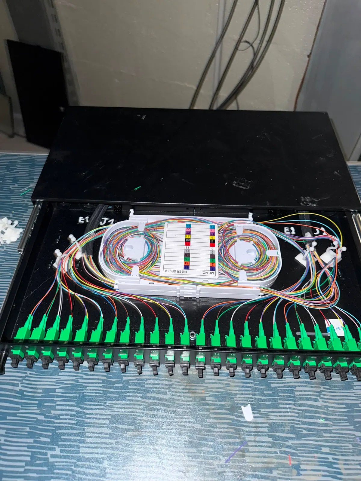 Tiroir optique ouvert avec cassette d'épissures et rangée de connecteurs verts