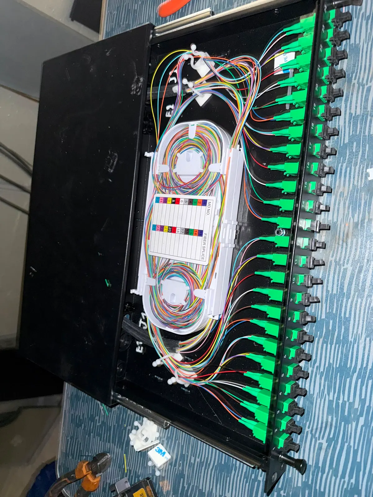 Tiroir optique ouvert, fibres raccordées aux connecteurs en façade