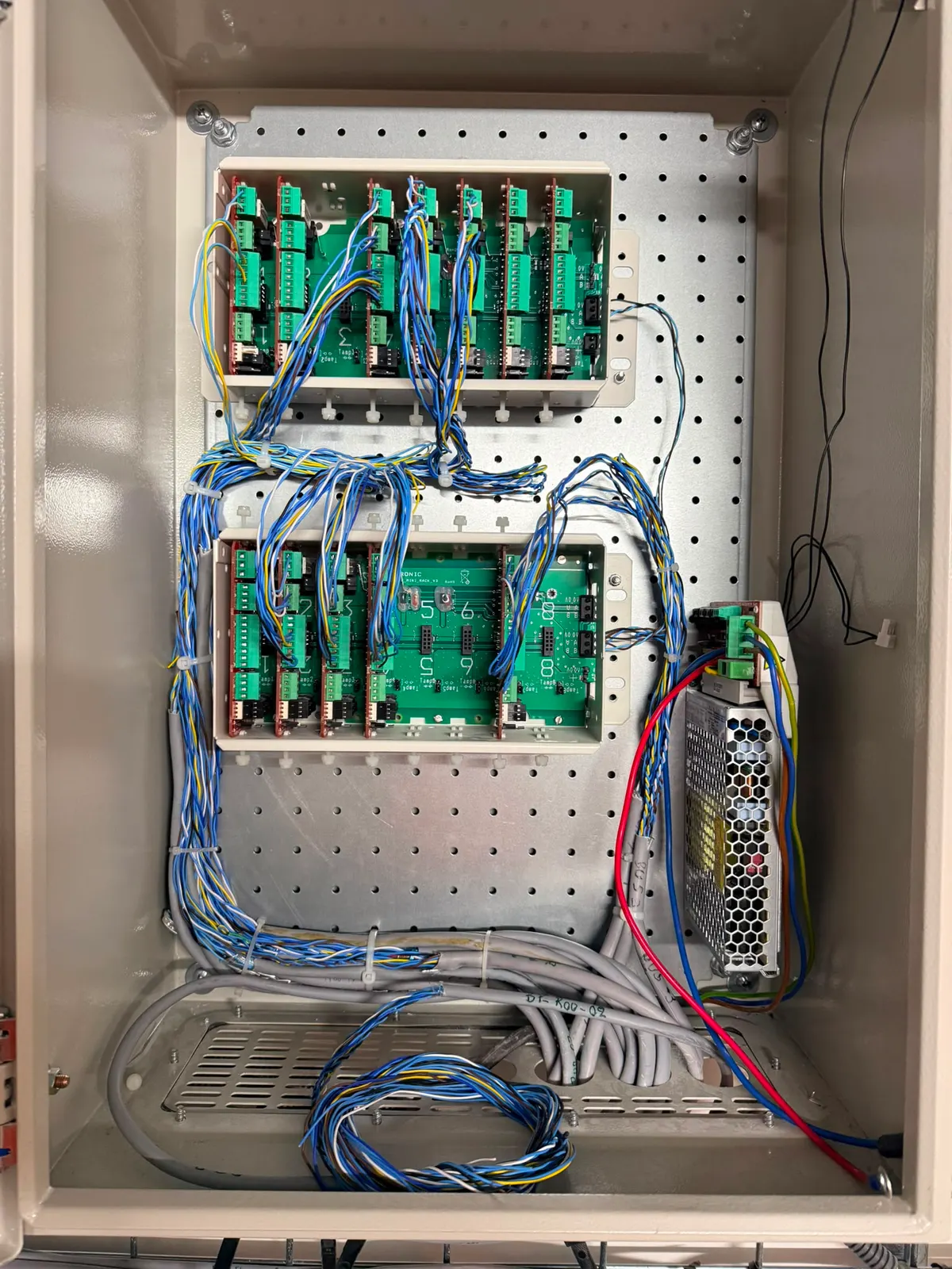 Coffret ouvert avec cartes électroniques de sûreté et câblage organisé