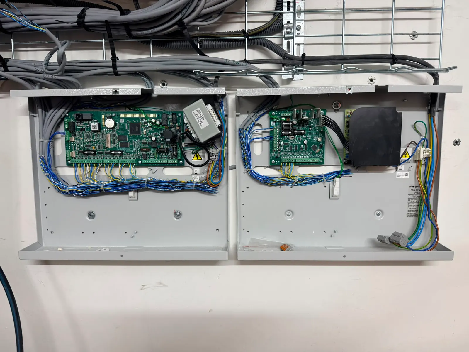 Deux coffrets ouverts équipés de cartes électroniques et câblés