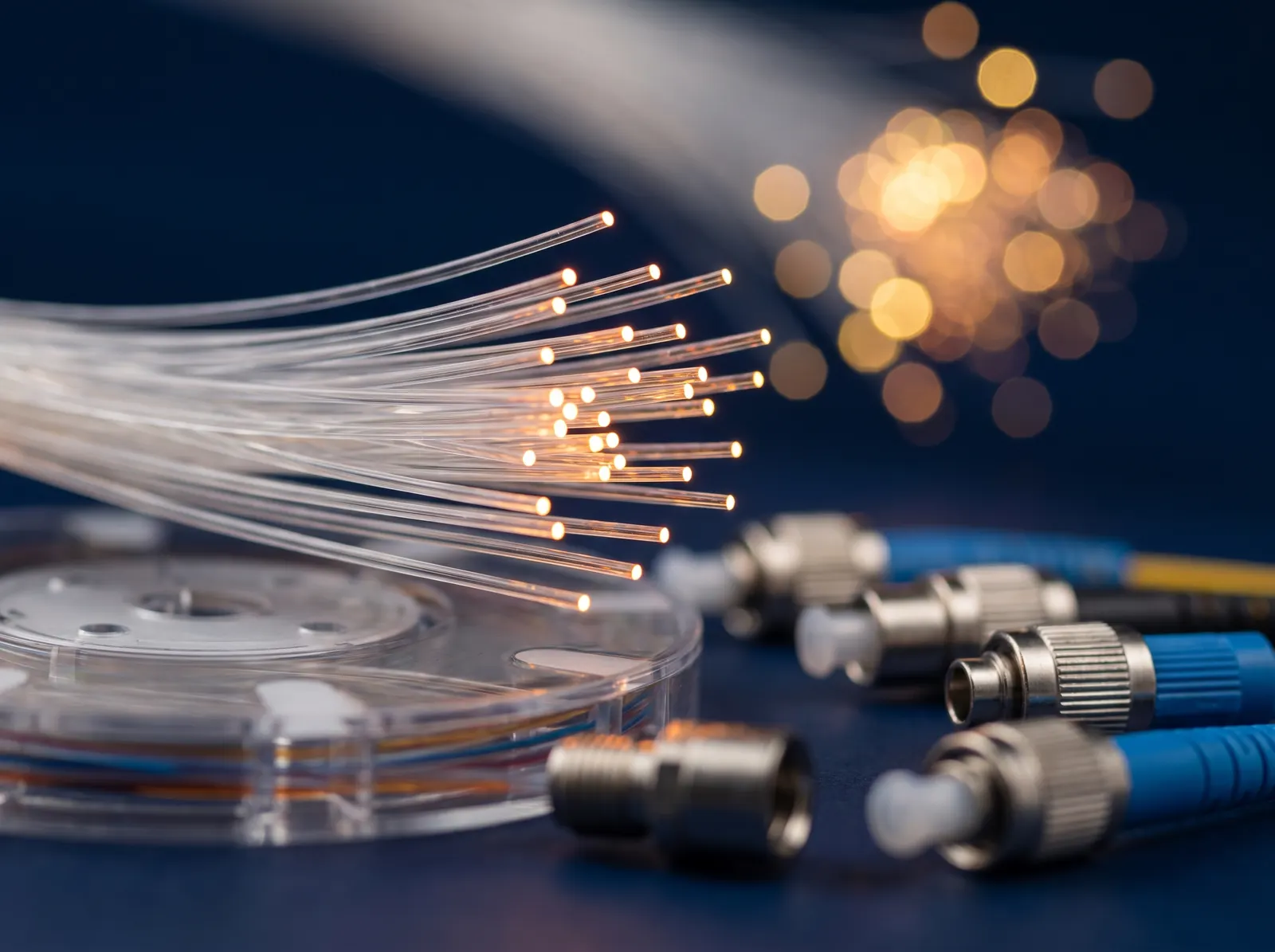 Brins de fibre optique lumineux et connecteurs optiques